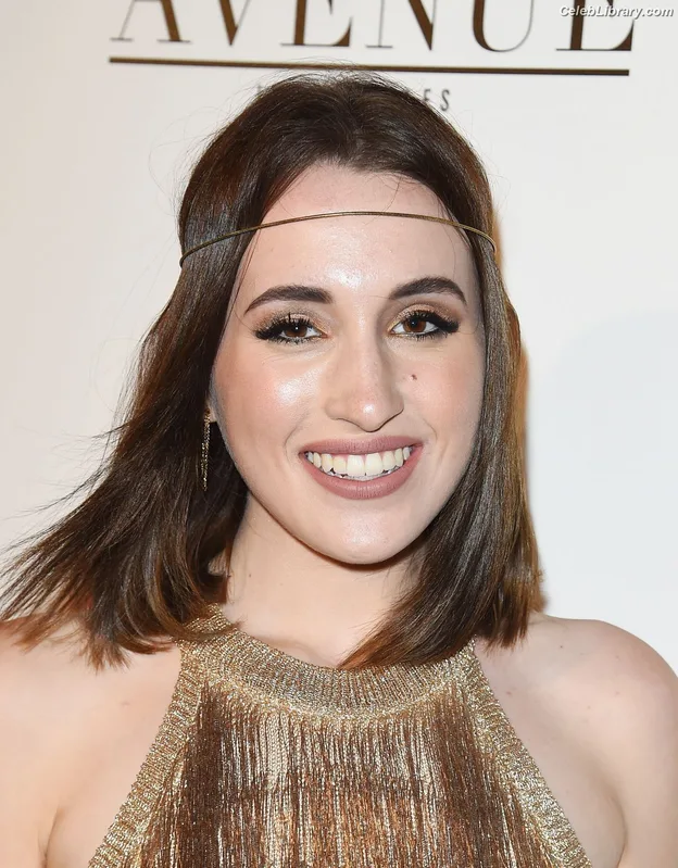Harley Quinn Smith photo 4 of 500