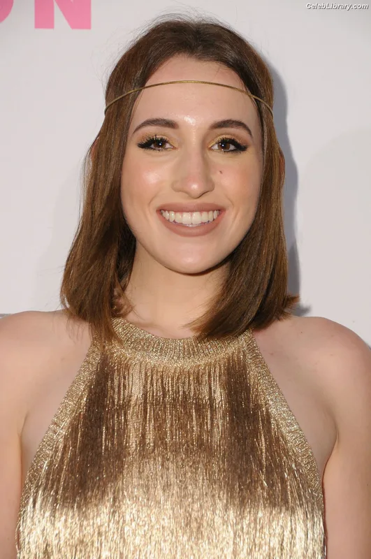 Harley Quinn Smith photo 13 of 500