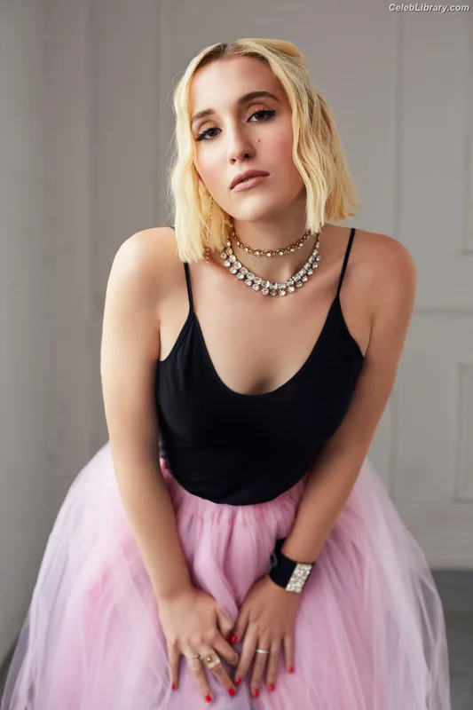 Harley Quinn Smith photo 24 of 500