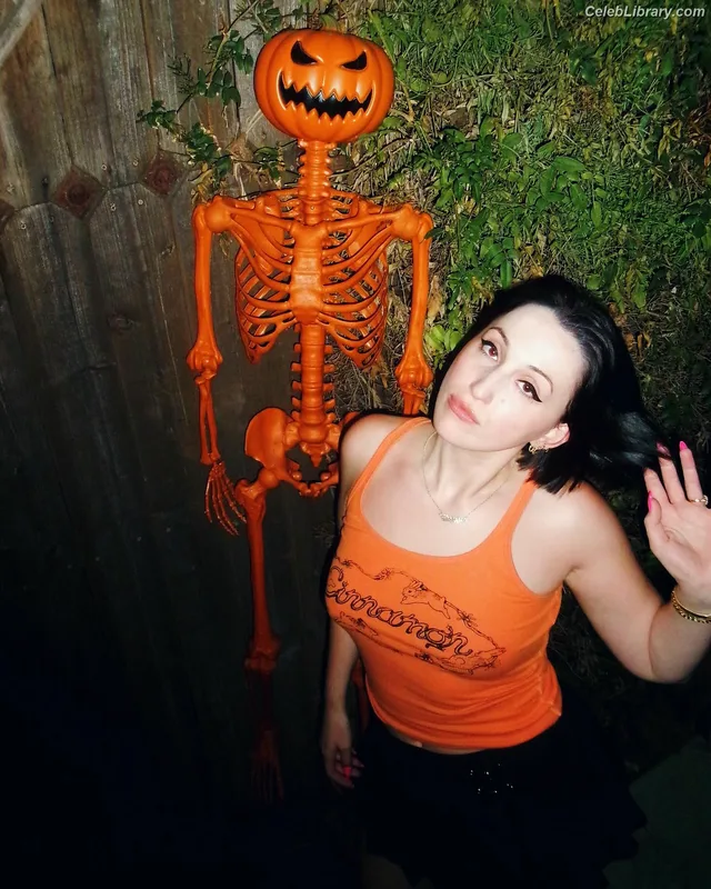 Harley Quinn Smith photo 9 of 500