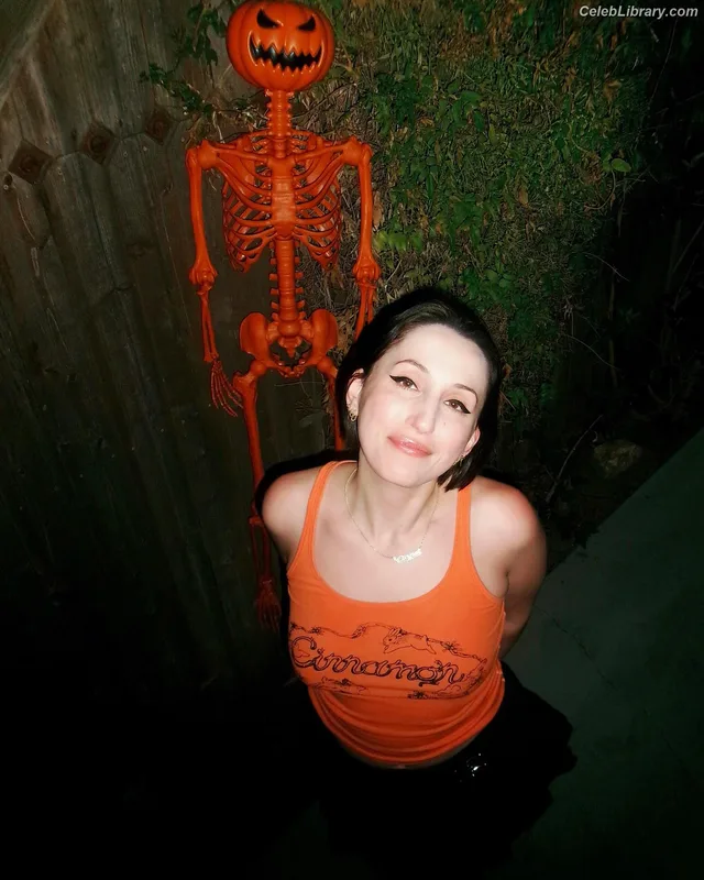 Harley Quinn Smith photo 10 of 500