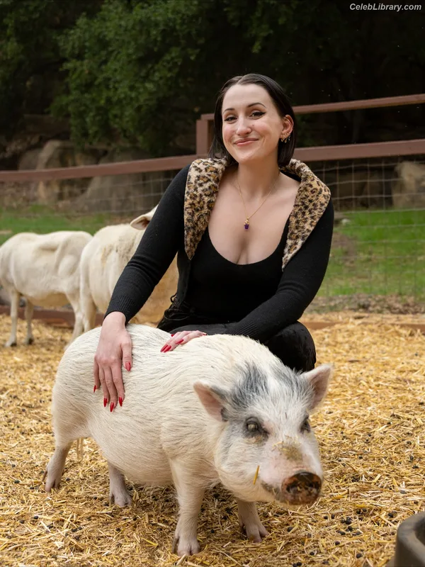 Harley Quinn Smith photo 17 of 500