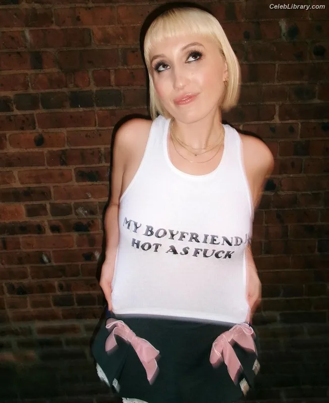 Harley Quinn Smith photo 4 of 500