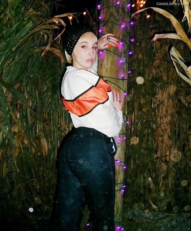 Harley Quinn Smith photo 1 of 500