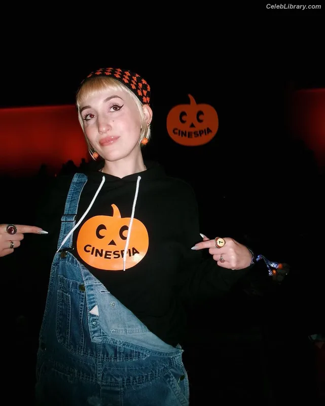 Harley Quinn Smith photo 13 of 500