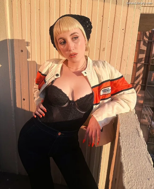 Harley Quinn Smith photo 14 of 500
