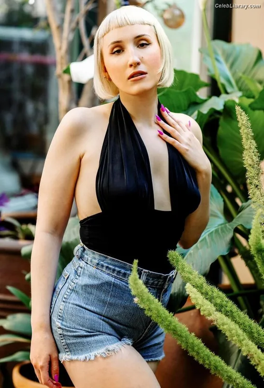 Harley Quinn Smith photo 15 of 500