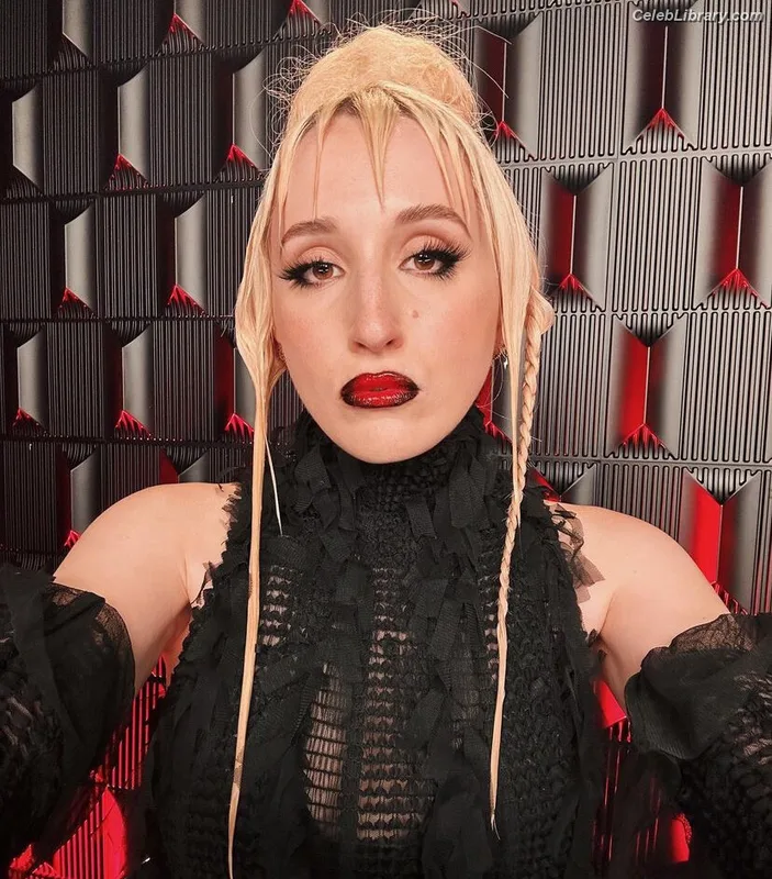 Harley Quinn Smith photo 20 of 500