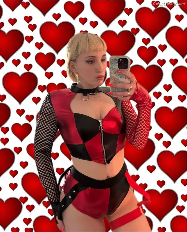 Harley Quinn Smith photo 23 of 500