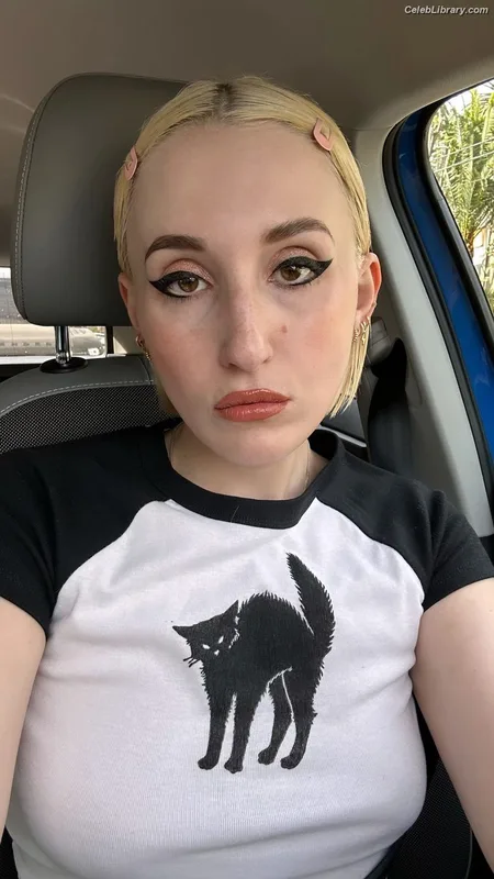 Harley Quinn Smith photo 5 of 500