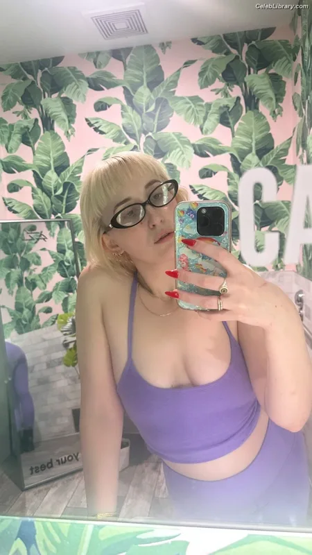 Harley Quinn Smith photo 14 of 500