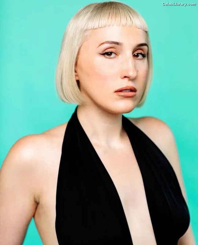 Harley Quinn Smith photo 18 of 500