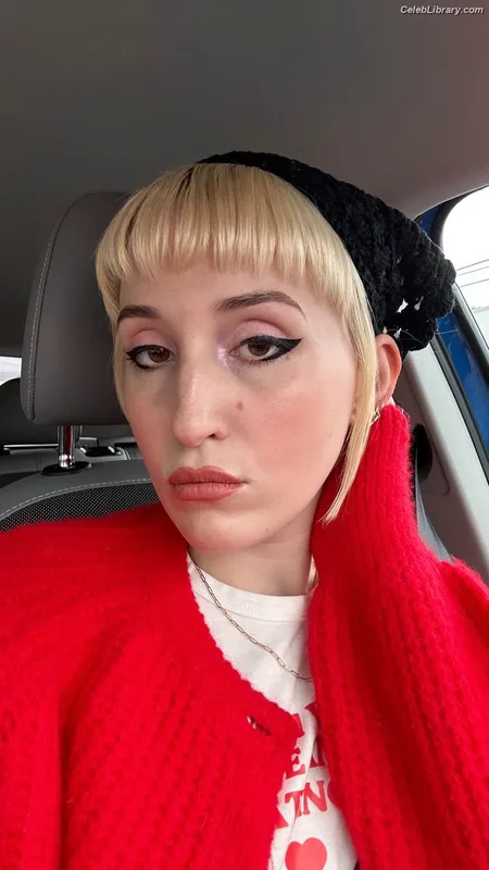 Harley Quinn Smith photo 22 of 500