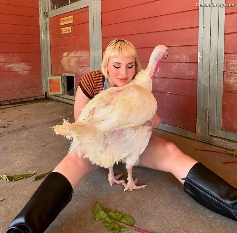 Harley Quinn Smith photo 24 of 500