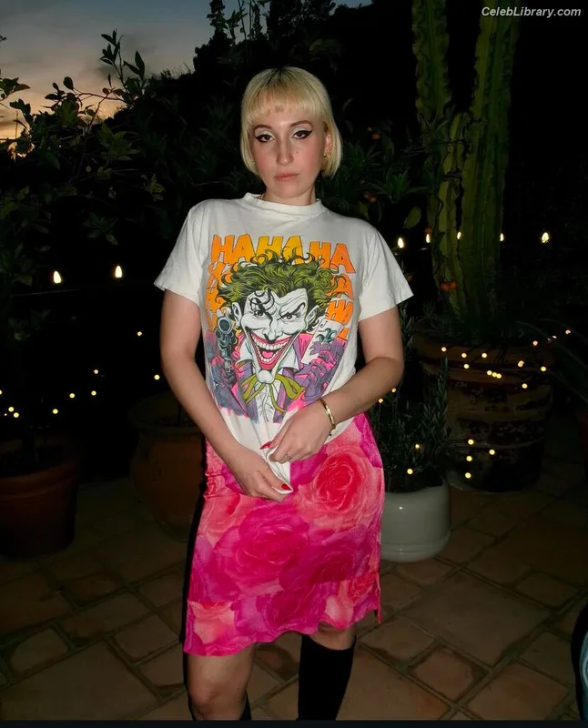 Harley Quinn Smith photo 2 of 500