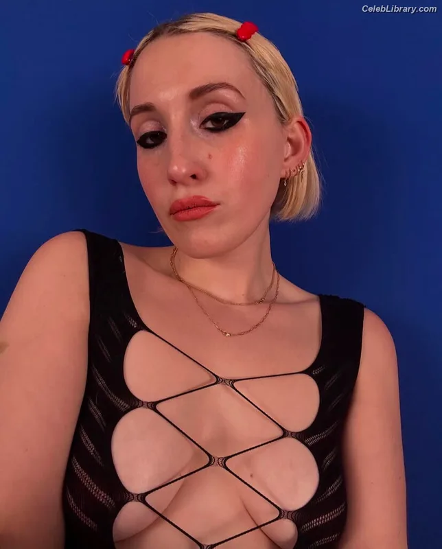 Harley Quinn Smith photo 7 of 500