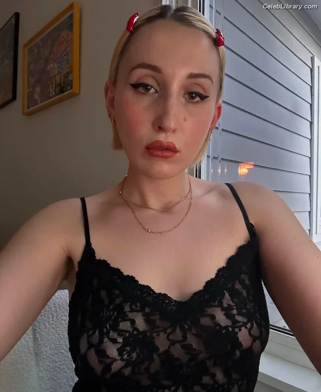 Harley Quinn Smith photo 8 of 500