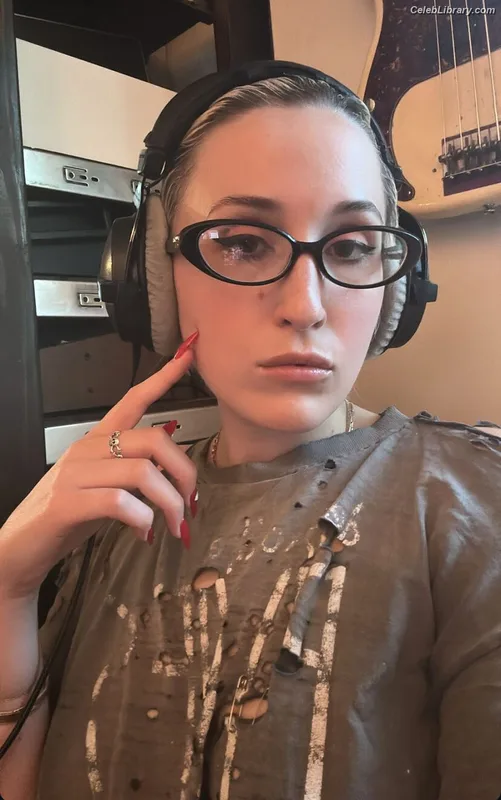 Harley Quinn Smith photo 15 of 500