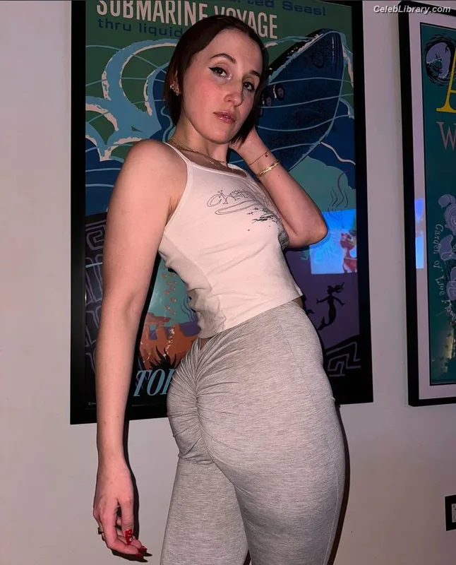 Harley Quinn Smith photo 19 of 500
