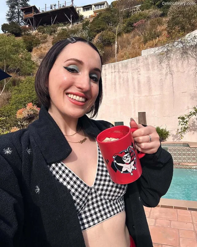Harley Quinn Smith photo 22 of 500