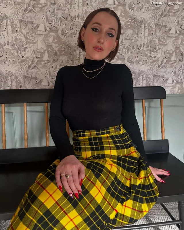 Harley Quinn Smith photo 2 of 500