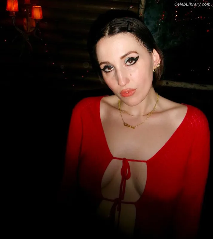 Harley Quinn Smith photo 3 of 500