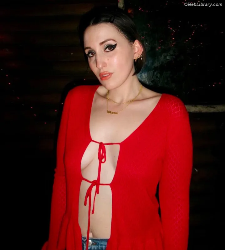 Harley Quinn Smith photo 4 of 500