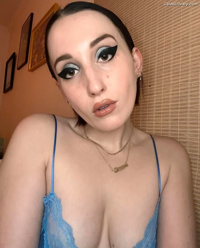 Harley Quinn Smith photo 8 of 500