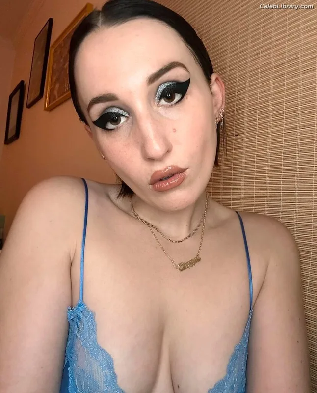 Harley Quinn Smith photo 10 of 500