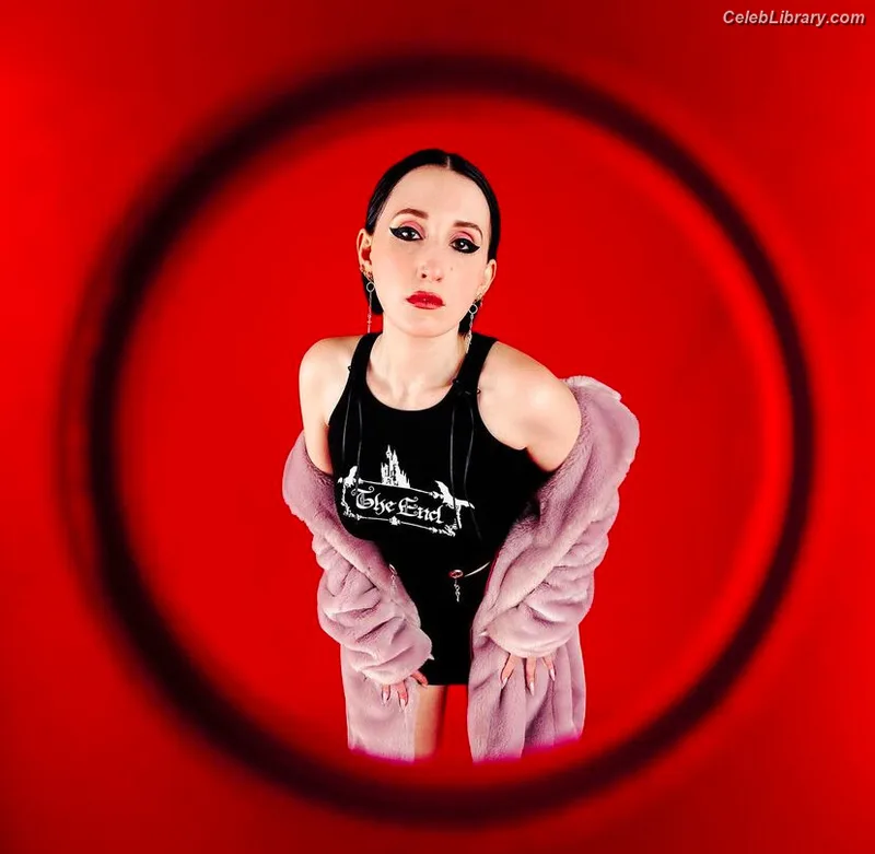 Harley Quinn Smith photo 13 of 500