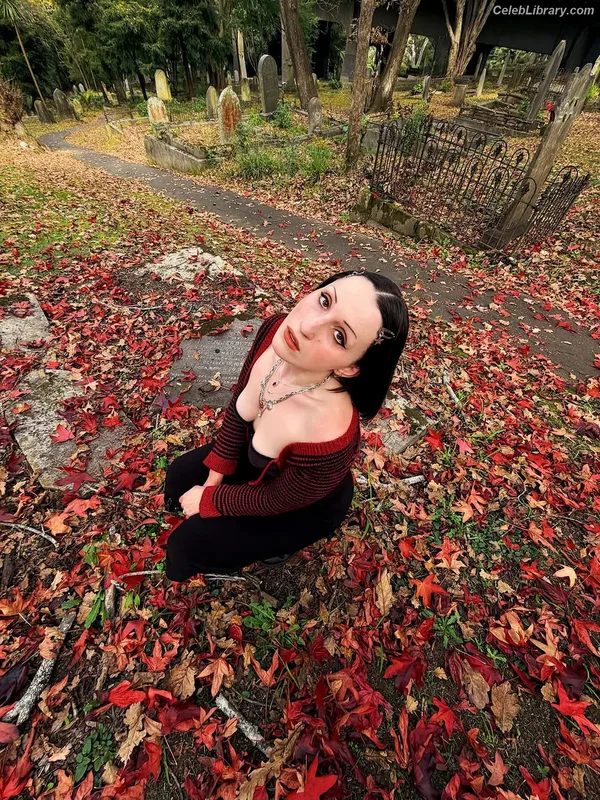 Harley Quinn Smith photo 1 of 500