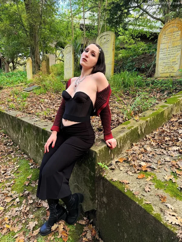 Harley Quinn Smith photo 2 of 500