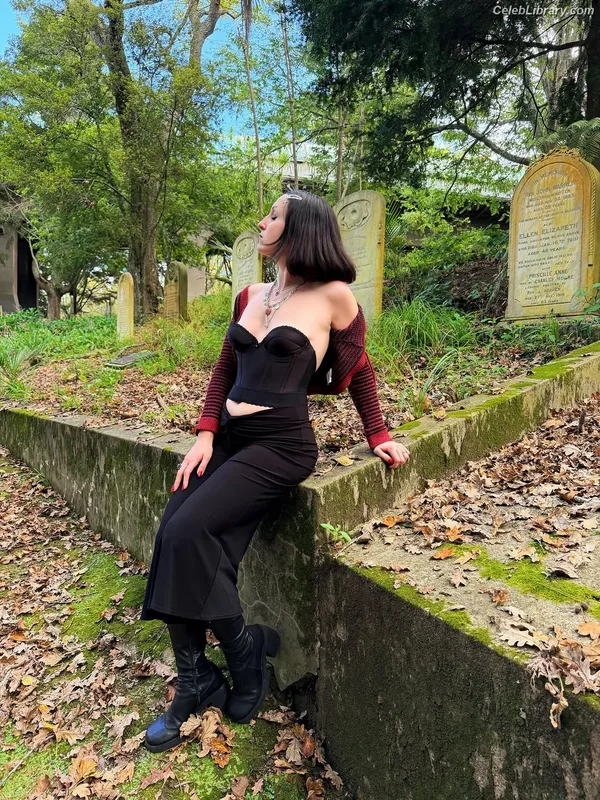 Harley Quinn Smith photo 3 of 500