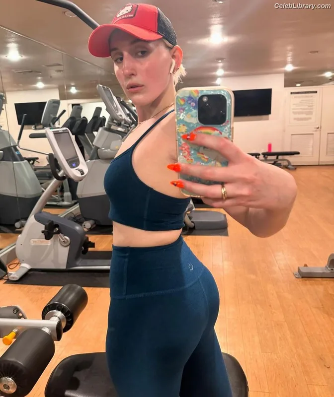 Harley Quinn Smith photo 18 of 500