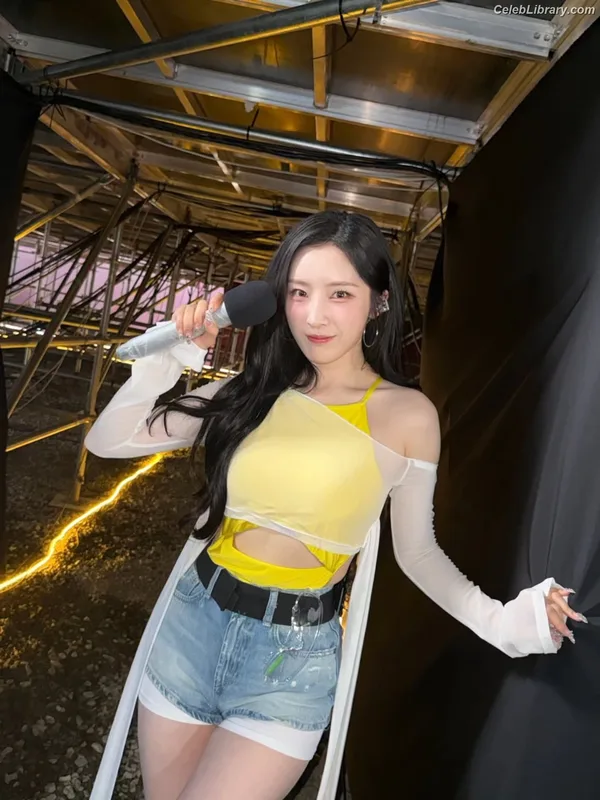 HaSeul (ARTMS LOONA) photo 5 of 7