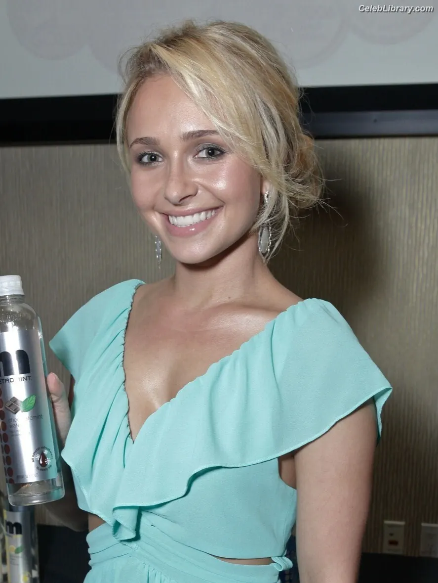 Hayden Panettiere photo 20 of 405
