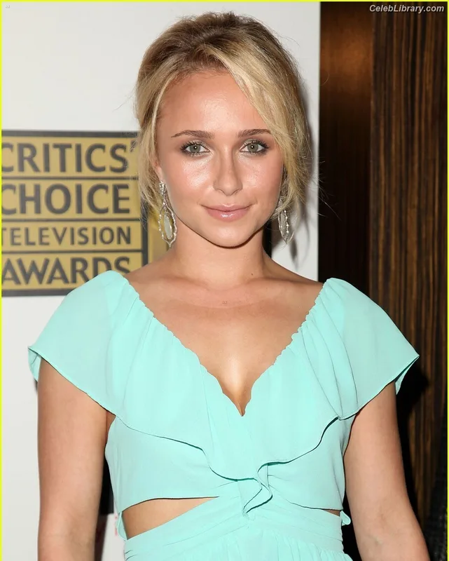 Hayden Panettiere photo 1 of 406