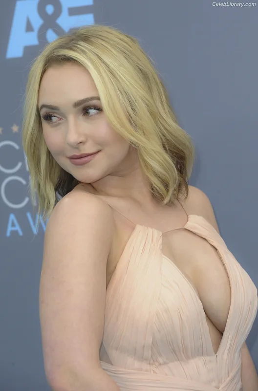 Hayden Panettiere photo 11 of 406