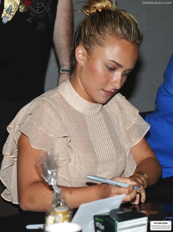 Hayden Panettiere photo 2 of 406