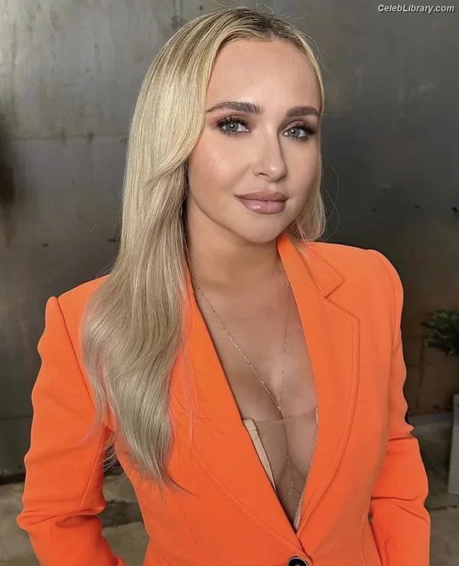 Hayden Panettiere photo 7 of 406
