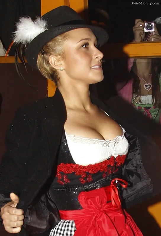 Hayden Panettiere photo 21 of 406