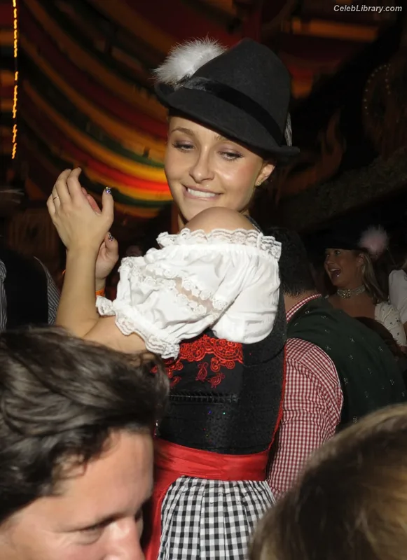 Hayden Panettiere photo 4 of 406