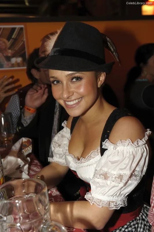 Hayden Panettiere photo 5 of 406