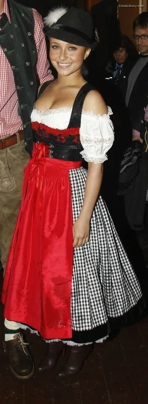 Hayden Panettiere photo 16 of 406