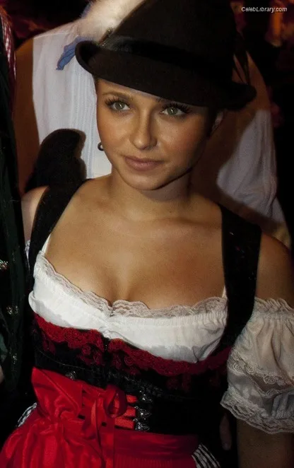 Hayden Panettiere photo 1 of 406