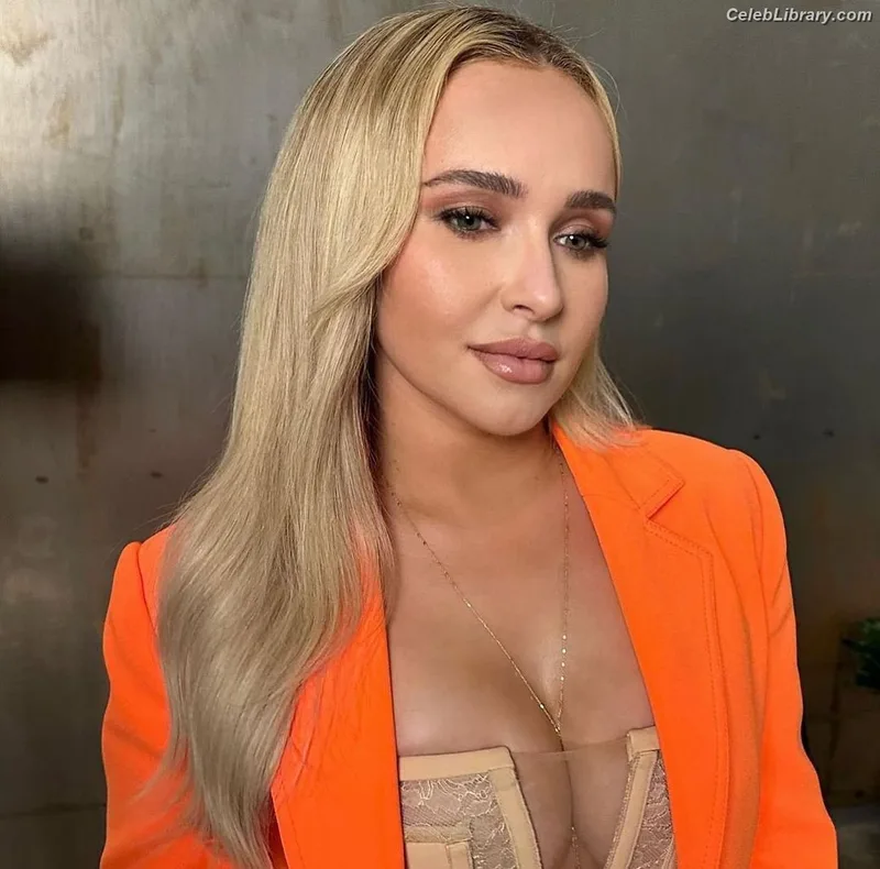 Hayden Panettiere photo 7 of 406