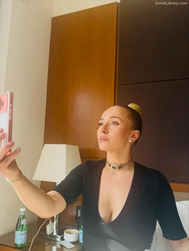 Hayden Panettiere photo 12 of 406