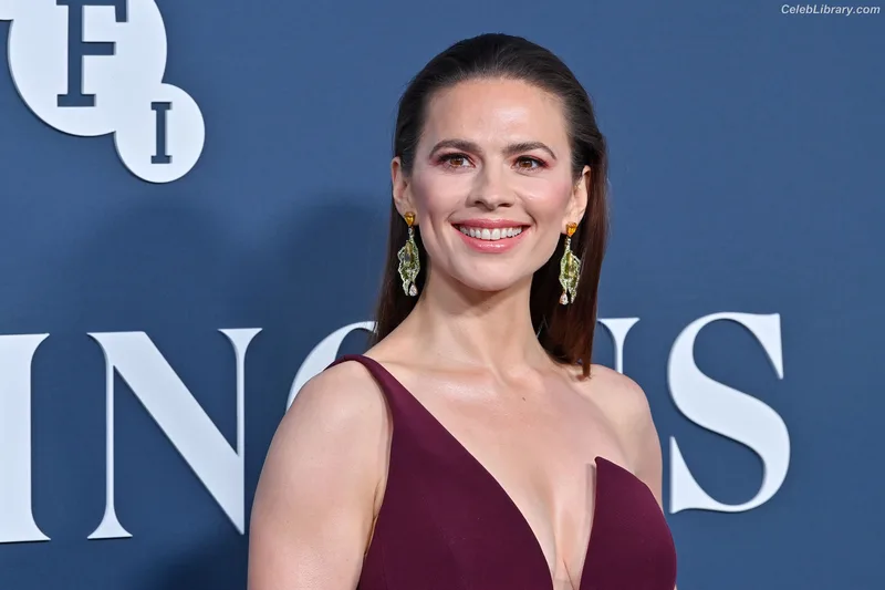 Hayley Atwell photo 7 of 542