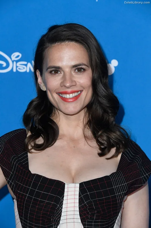 Hayley Atwell photo 3 of 542