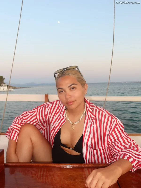 Hayley Kiyoko photo 4 of 35
